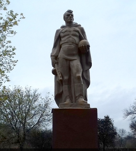 г. Богуслав. Памятник советским воинам у входа на городское кладбище.