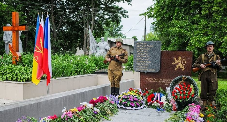 с. Черняхов, Кагарлыкского р-на. Памятник, установленный в 2014 году чехословацким воинам, погибшим 9 ноября 1943 года в бою за село.