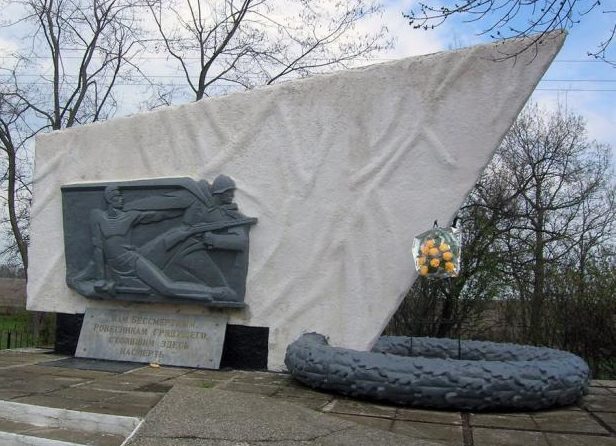 с. Августовка Беляевский р-н. Монумент «Пояса Славы» был установлен в 1967 году на 21-й километре дороги Одесса-Балта. Здесь похоронено 106 воинов 136-го запасного стрелкового полка, павших смертью храбрых при обороне Одессы. Скульптор - А. Е. Чубин. 