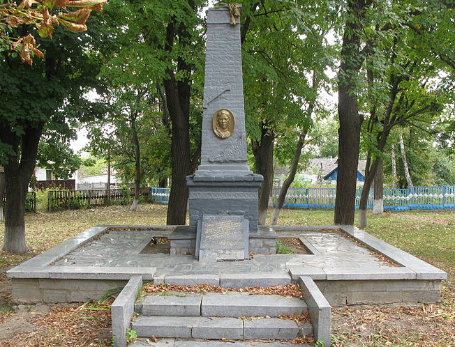 г. Богуслав. Памятник партизанке Марине Грызун по улице Шевченко, 23, установленный в 1949 году.