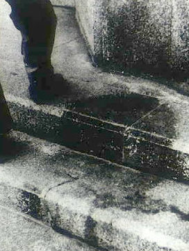 Тень человека, в момент взрыва сидевшего на ступеньках лестницы перед входом в банк, 250 метров от эпицентра. Август 1945 г.