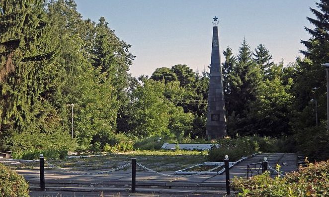 с. Горобеевка Сквирского р-на. Памятник в центре села, установленный в 1967 году воинам-односельчанам, погибшим в годы войны.