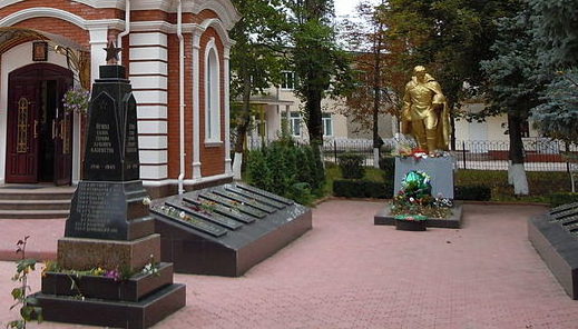 г. Беляевка. Мемориал по улице Атамана Головатого, установленный в 1964 году на воинском захоронении, где покоится прах 188 советских воинов, погибших при освобождении города 7 апреля 1944 года.