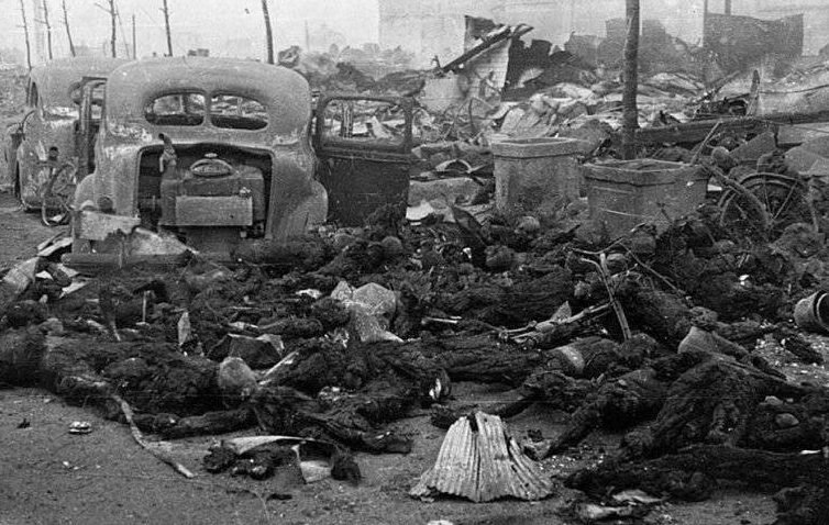Жертвы бомбардировки. 6 августа 1945 г.