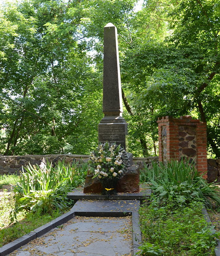 пгт. Макаров. Памятник, установленный в 1967 году на месте расстрела фашистами более 300 мирных жителей в июне 1941 года. 