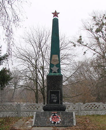 с. Кривошеинцы Сквирского р-на. Обелиск в центре села, установленный в 1957 году на братской могиле воинов, погибших в годы войны. 