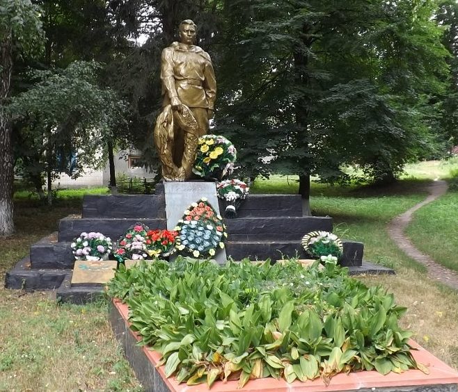 с. Ивановка Богуславского р-на. Памятник в центре села, установленный на братской могиле, в которой похоронено 99 воинов, в т.ч. 24 неизвестных.