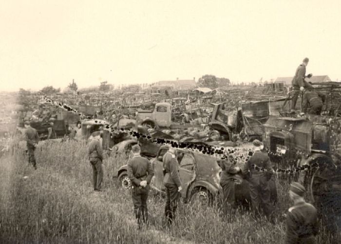 Немецкие солдаты рассматривают трофеи на побережье. Дюнкерк, июнь 1940 г.