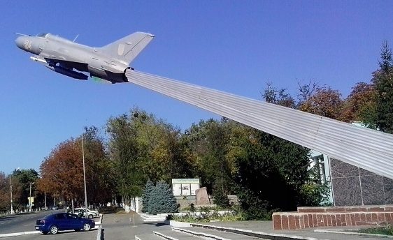 г. Васильков. Памятный знак выпускникам военного авиационно-технического училища, установленный в 1985 году.