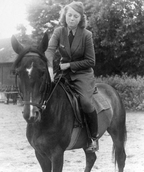 Служащие объездчицы лошадей вспомогательной службы Вермахта.