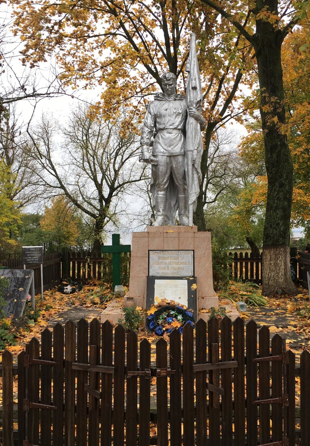 с. Сухолучье Вышгородского р-на. Памятник, установленный на братской могиле советских воинов, погибших в годы войны.