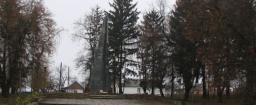 с. Кривошеинцы Сквирского р-на. Памятник в центре села, установленный в 964 году воинам-односельчанам, погибшим в годы войны. 