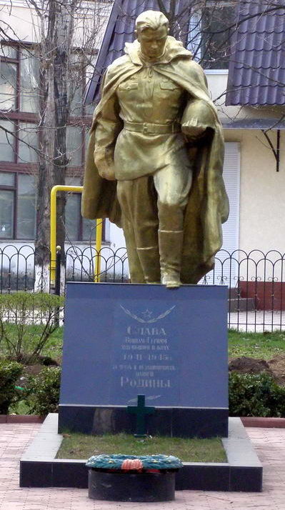 г. Беляевка. Памятник в центре города воинам, павших в боях за освобождение Беляевки.