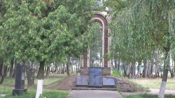 г. Васильков. Мемориал Славы в парке Березки, установленный в память о погибших земляках. 