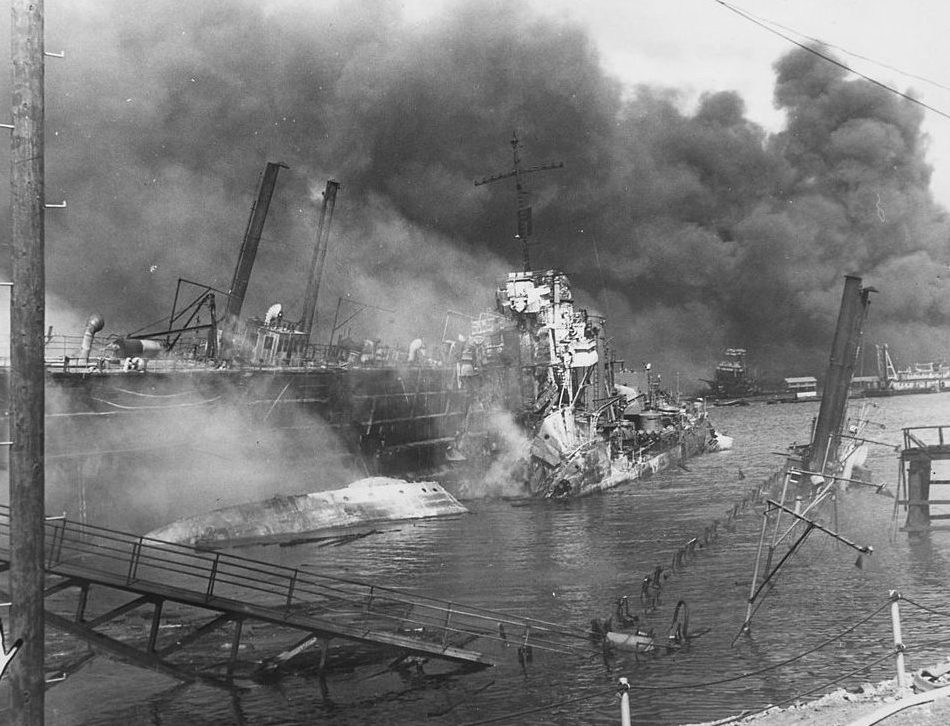 Поврежденный эсминец «Shaw» в сухом доке. Перл Харбор. 7 декабря 1941 г.