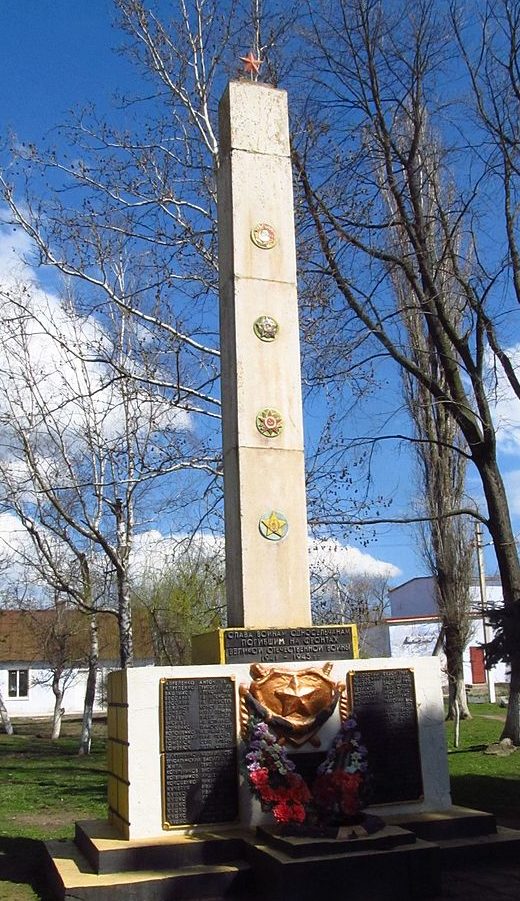 с. Барабой Овидиопольского р-на. Памятник в центре села, установленный в 1975 году воинам-односельчанам. 