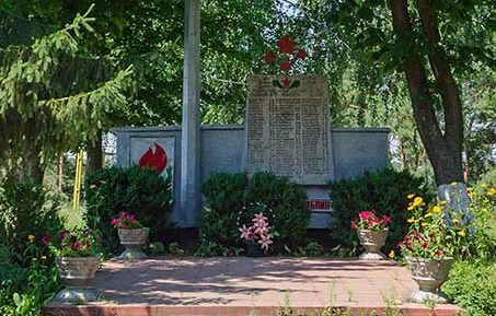 с. Раскопанцы Богуславского р-на. Памятник в центре села, установленный в 1967 году воинам-односельчанам, погибшим в годы войны. 