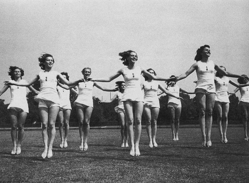 Гимнастки из BDM. 1941 г.