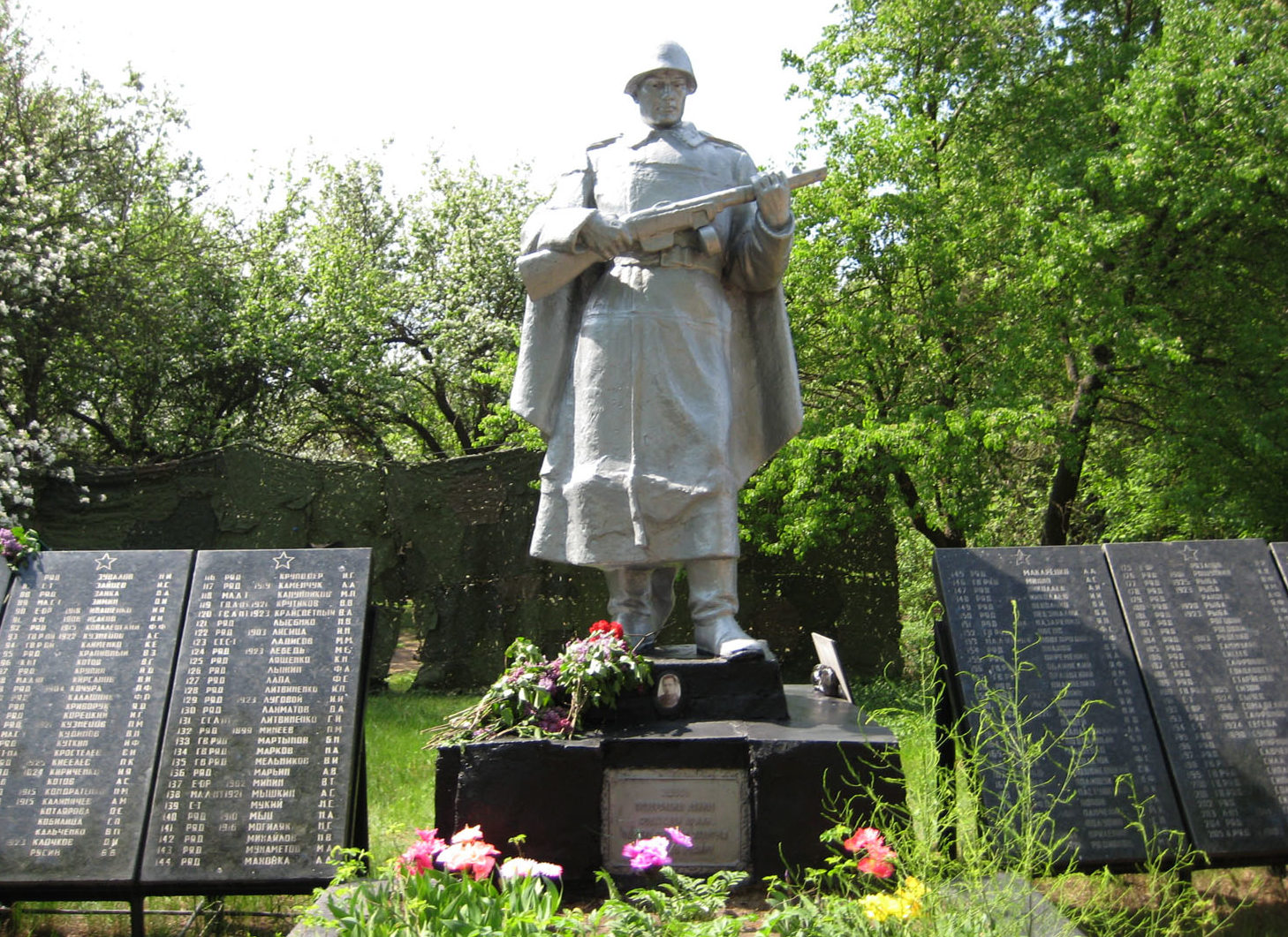 с. Толокунь Вышгородского р-на. Памятник в центре села, установленный на братской могиле советских воинов, погибших в годы войны.