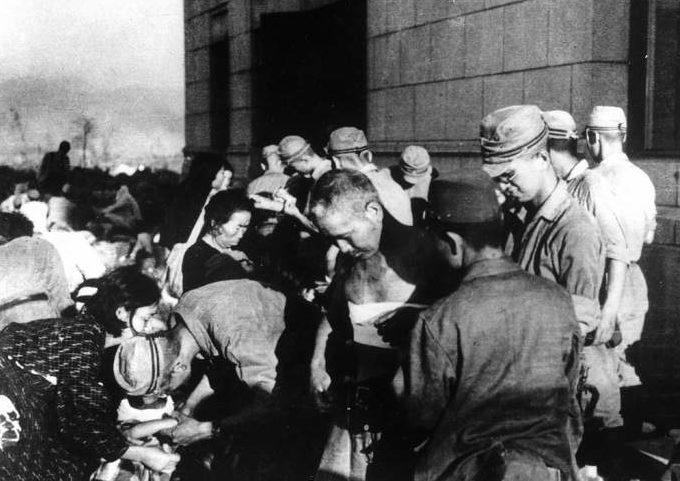 Оказание первой помощи на улицах города. 6 августа 1945 г.
