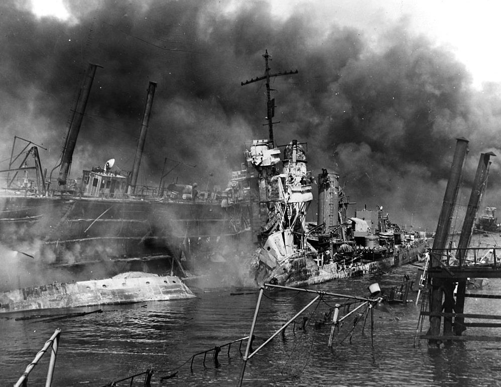 Поврежденный эсминец «Shaw» в сухом доке. Перл Харбор. 7 декабря 1941 г.