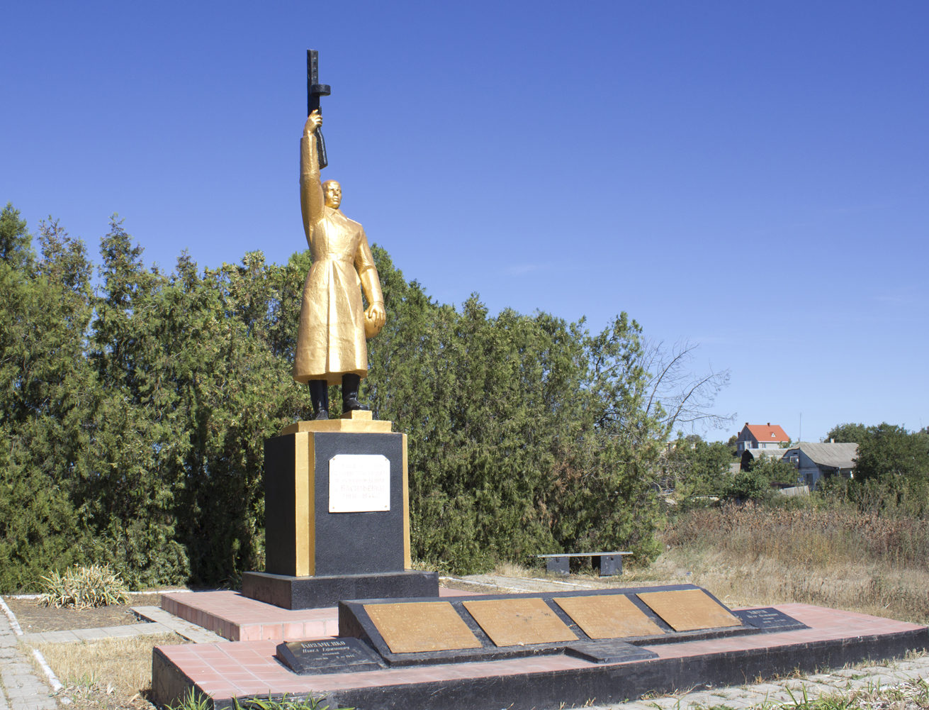 с. Васильевка Беляевского р-на. Памятник, установленный в 1965 году на братской могиле, в которой похоронено 99 воинов, погибших в годы войны. 