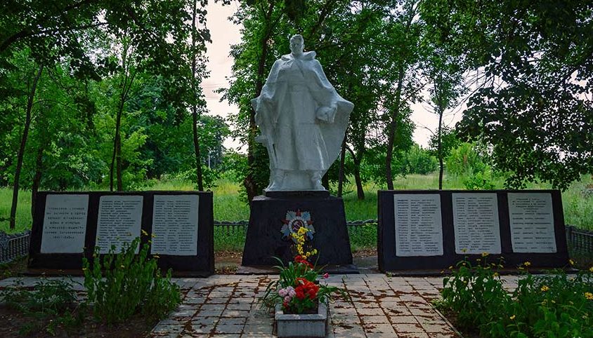 с. Синица Богуславского р-на. Памятник, установленный на братской могиле, в которой похоронено 88 воинов, в т.ч. 3 неизвестных. 