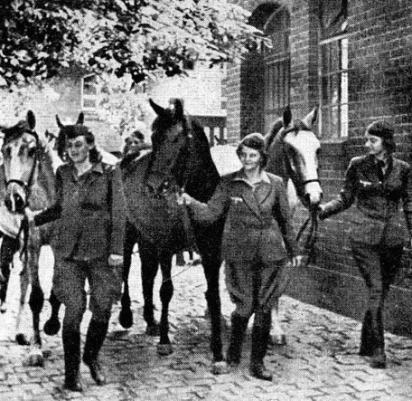 Служащие объездчицы лошадей вспомогательной службы Вермахта.