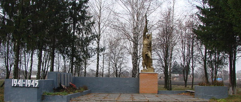 с. Селезеновка Сквирского р-на. Памятник у дома культуры, установленный в 1983 году воинам-односельчанам, погибшим в годы войны. 