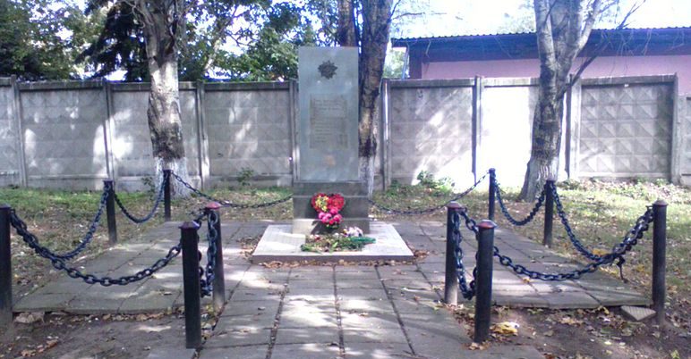 г. Одесса. Памятник, установленный в 1965 году на братской могиле по адресу Тираспольское шоссе 2, в которой похоронено воинов, погибших во время освобождения Одессы 10 апреля 1944 года. 