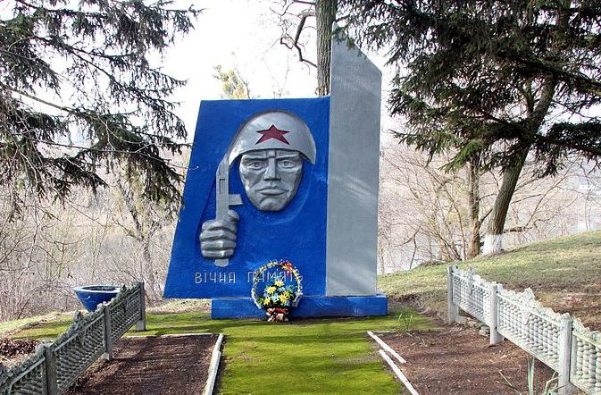 с. Ольховец Богуславского р-на. Памятник возле магазина, установленный в 1975 году на братской могиле, погибших в годы войны.