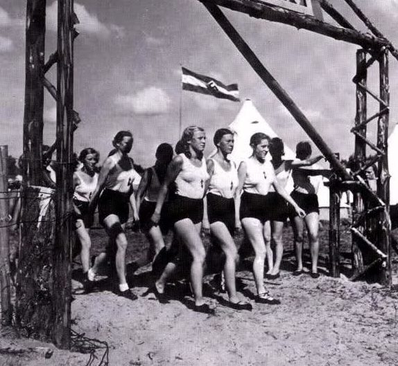 Девушки из BDM на легкоатлетических соревнованиях. 1934 г.