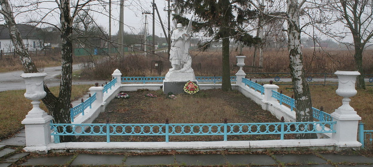 с. Небелица Макаровского р-на. Памятник, установленный на братской могиле воинов, погибших в годы войны.