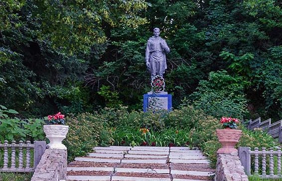 с. Ольховец Богуславского р-на. Памятник в центре села, установленный в 1970 году воинам-односельчанам, погибшим в годы войны. 