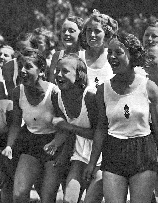 Девушки из BDM на легкоатлетических соревнованиях. 1934 г.
