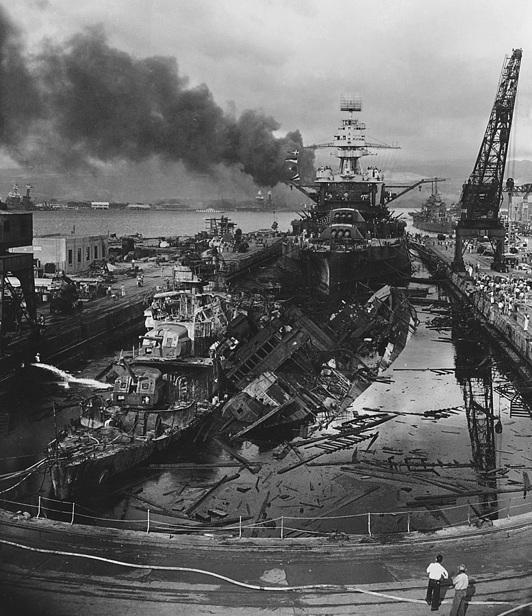 Линкор «Пенсильвания» и эсминцы «Кассин» и «Даунс» после атаки. 7 декабря 1941 г.