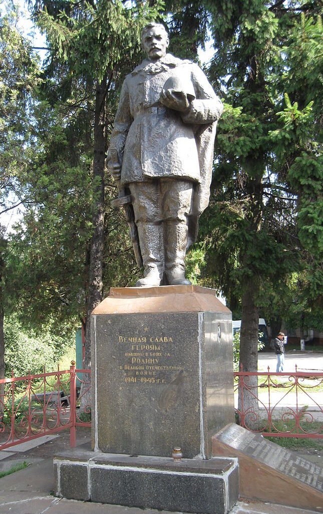 г. Боярка Киево-Святошинского р-на. Памятник на улице Вокзальной, установленный в 1958 году на братской могиле, в которой похоронено 56 советских воинов, погибших в годы войны.