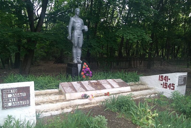 с. Копачи, Чернобыльская зона отчуждения. Памятник в центре села, установленный в 1943 году на братской могиле советских воинов. 