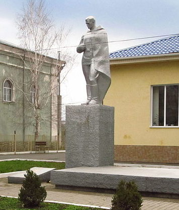 с. Доброалександровка Овидиопольского р-на. Памятник по улице Школьной, установленный в 1970 году на братской могиле 15 воинов, погибших при освобождении села в апреле 1944 года.