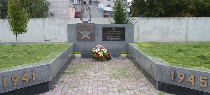 г. Борисполь. Памятник, установленный в 2011 году на братской могиле, где похоронено 494 воина, погибших в 1941 году. 