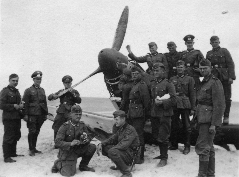 Немецкие солдаты у сбитого британского истребителя «Спитфайр» на пляже. Дюнкерк, июнь 1940 г.