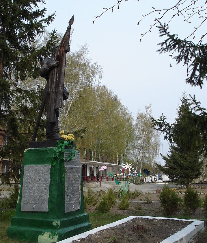 с. Заречье Васильковского р-на. Памятник у школы, установленный на братской могиле, воинов, погибших в годы войны. 