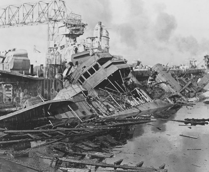 Поврежденные корабли в Перл-Харборе. 7 декабря 1941 г.