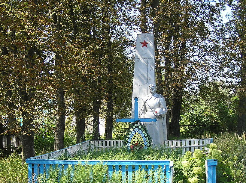 с. Осыково Макаровского р-на. Памятник, установленный на братской могиле воинов, погибших в годы войны.