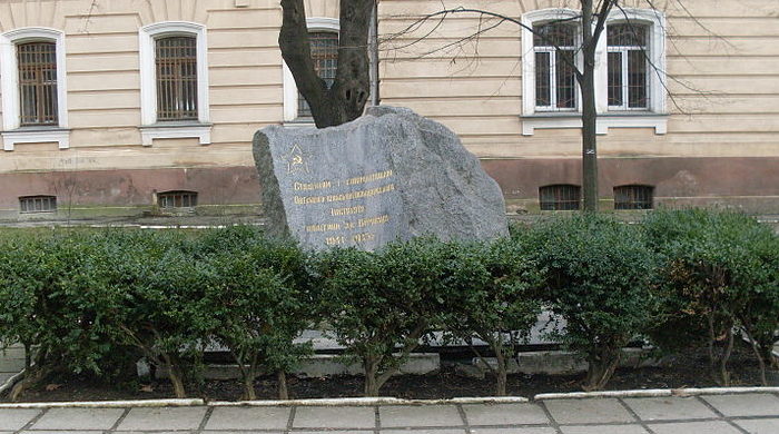 г. Одесса. Памятник студентам, преподавателям и сотрудникам сельхозинститута, погибшим в годы войны, был установлен в 1980 году по улице Канатной, 99.