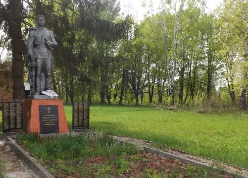 с. Ясногородка Вышгородского р-на. Памятник в центре села, установленный на братской могиле советских воинов. 