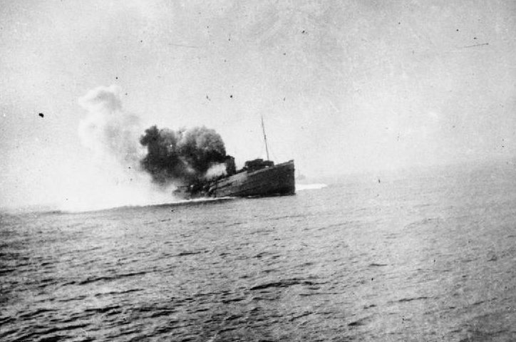Пароход «Остров Мэн» горит после подрыва на мине. Дюнкерк, 29 мая 1940 г.