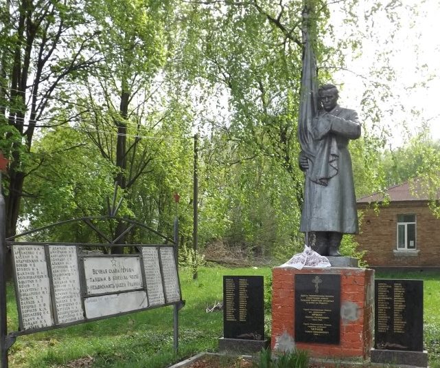 с. Ясногородка Вышгородского р-на. Памятник в центре, установленный на братской могиле воинов, погибших в годы войны. 