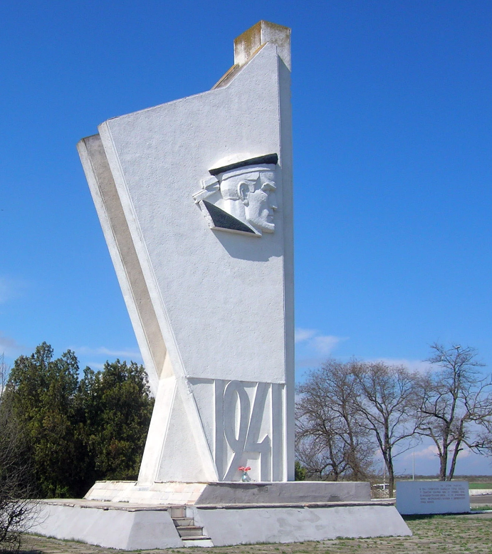 с. Дачное Беляевского р-на. Монумент «Пояса Славы» был установлен в 1967 году, где стояли насмерть бойцы 95-й Молдавской стрелковой дивизии, принявшие на себя главный удар врага в первые дни обороны Одессы.
