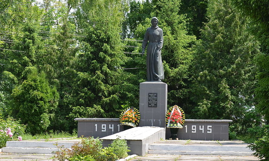 с. Шамраевка Сквирского р-на. Памятник в центре села, установленный в 1966 году на братской могиле воинов, погибших в годы войны. 